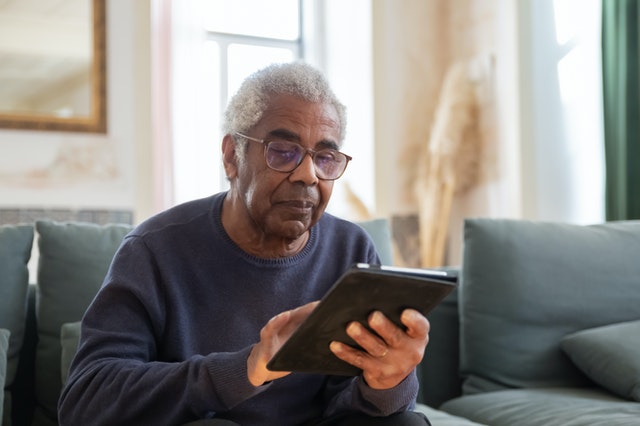 Man using a tablet computer